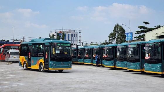 Một chiếc xe buýt chạy trên tuyến đường gần Chợ Hóc Môn Hóc Môn TP HCM, minh họa phương tiện công cộng để di chuyển đến chợ